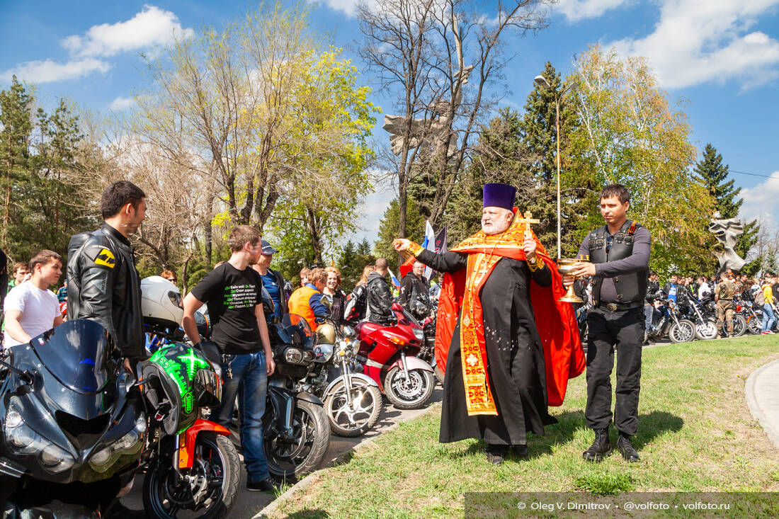 Отец Георгий освятил мотоциклы «Ночных волков» фотография