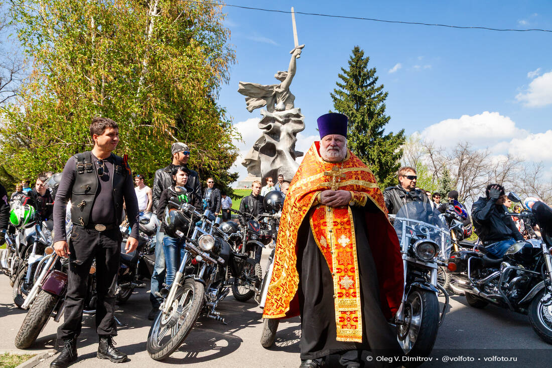 Отец Георгий освятил мотоциклы «Ночных волков» фотография