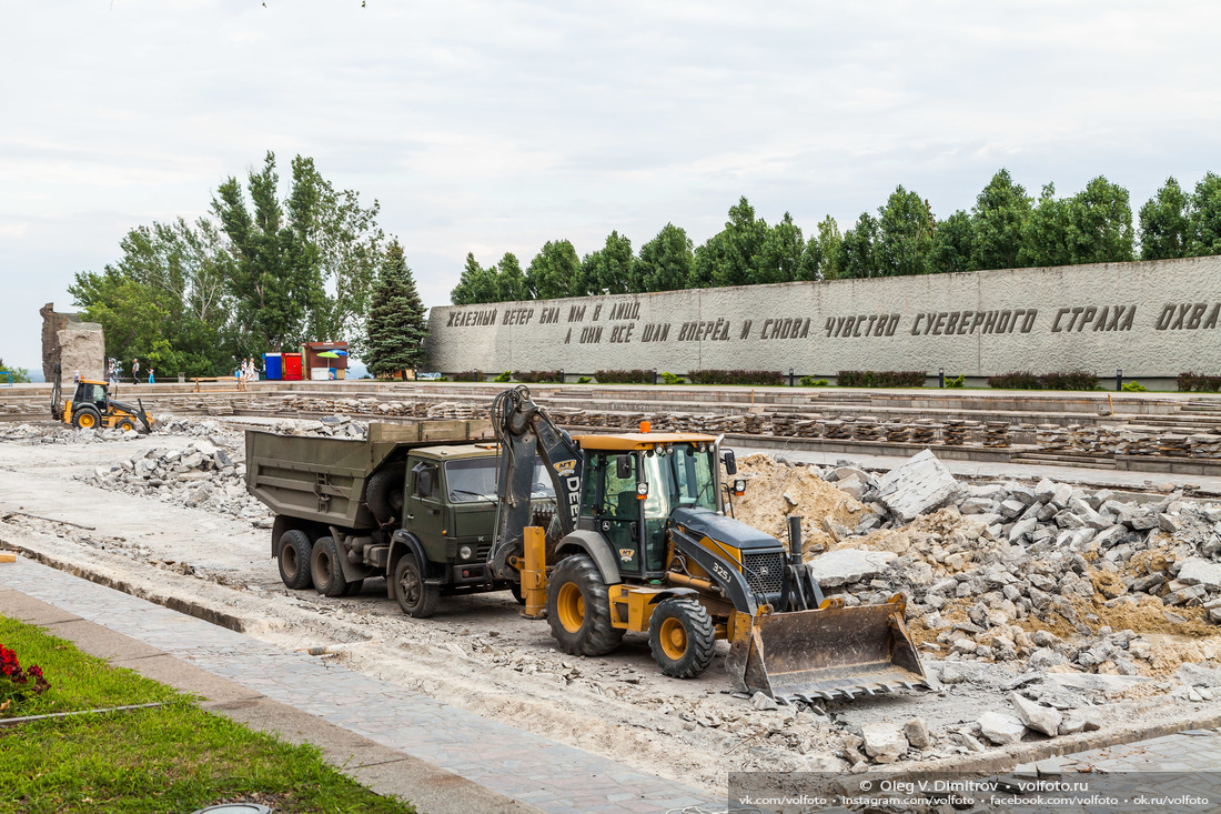 Демонтаж бетонного покрытия бассейна на Площади Героев фотография