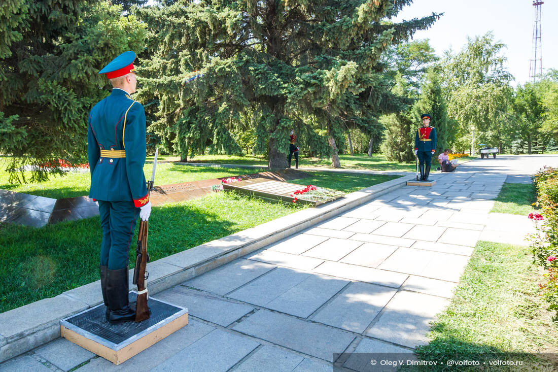 Рота Почётного караула заступила на вахту памяти у малой братской могилы фотография