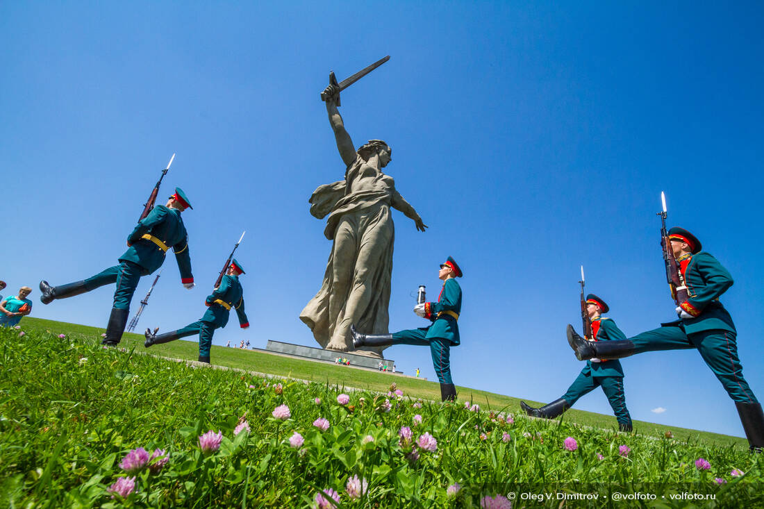 Частичку Вечного огня торжественно пронесли через Зал Воинской Славы к подножью «Родины-матери» фотография