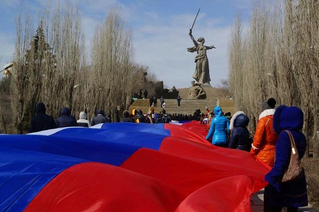 85-метровое знамя России на Мамаевом кургане фотография