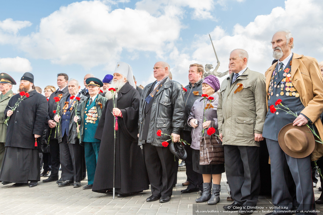 Ветераны на церемонии открытия памятника вологжанам фотография