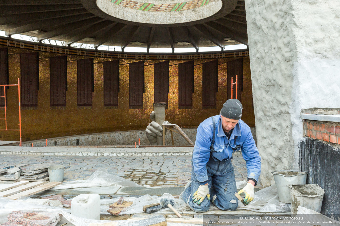 Укладка гранитных плит на Площади Скорби и реставрация подпорной стены фотография