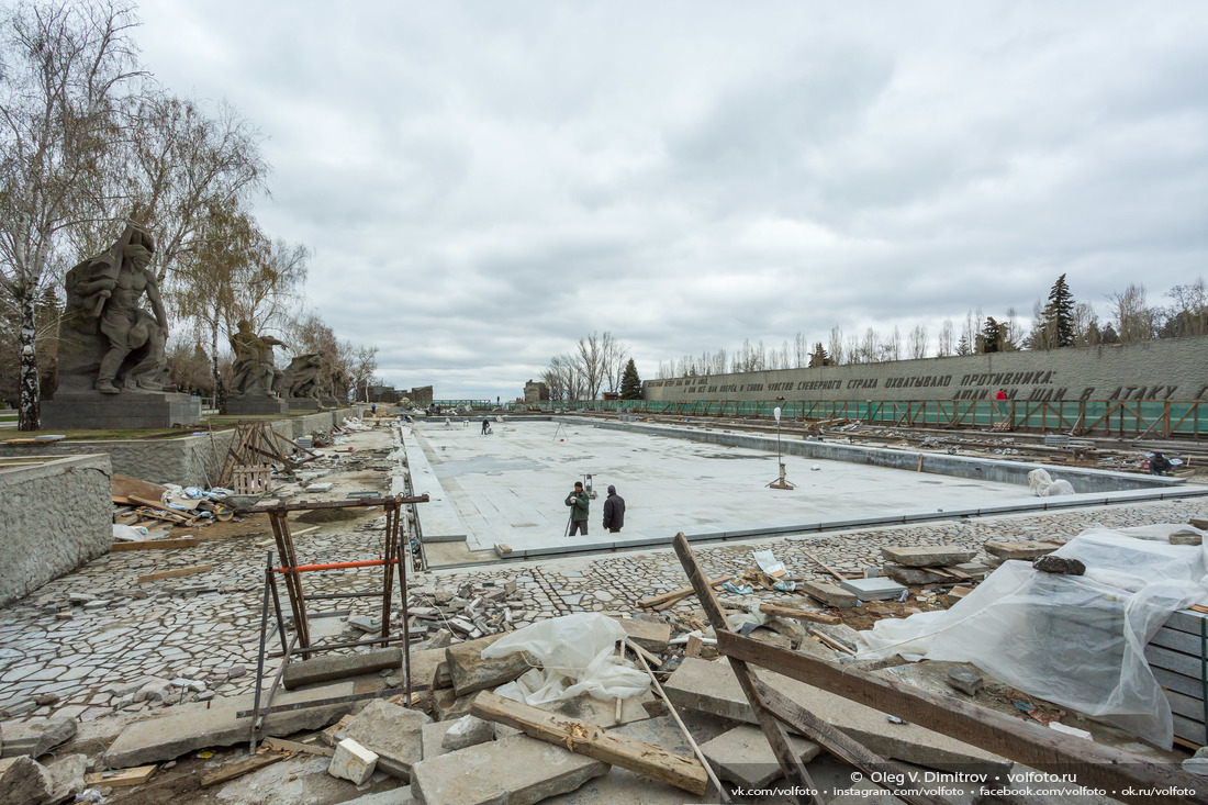 Облицовка большого бассейна на Площади Героев новыми гранитными плитами фотография
