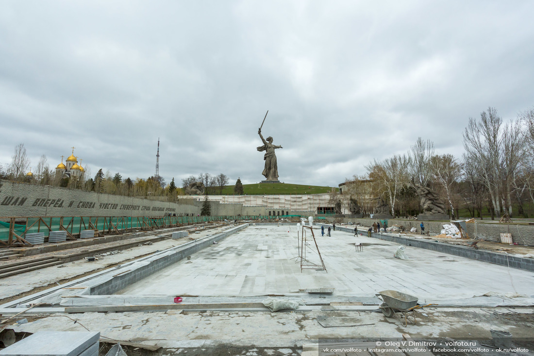 Облицовка большого бассейна на Площади Героев новыми гранитными плитами фотография