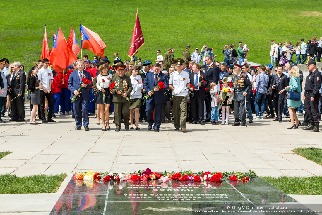 Ветераны у могилы маршала Чуйкова на Мамаевом кургане фотография