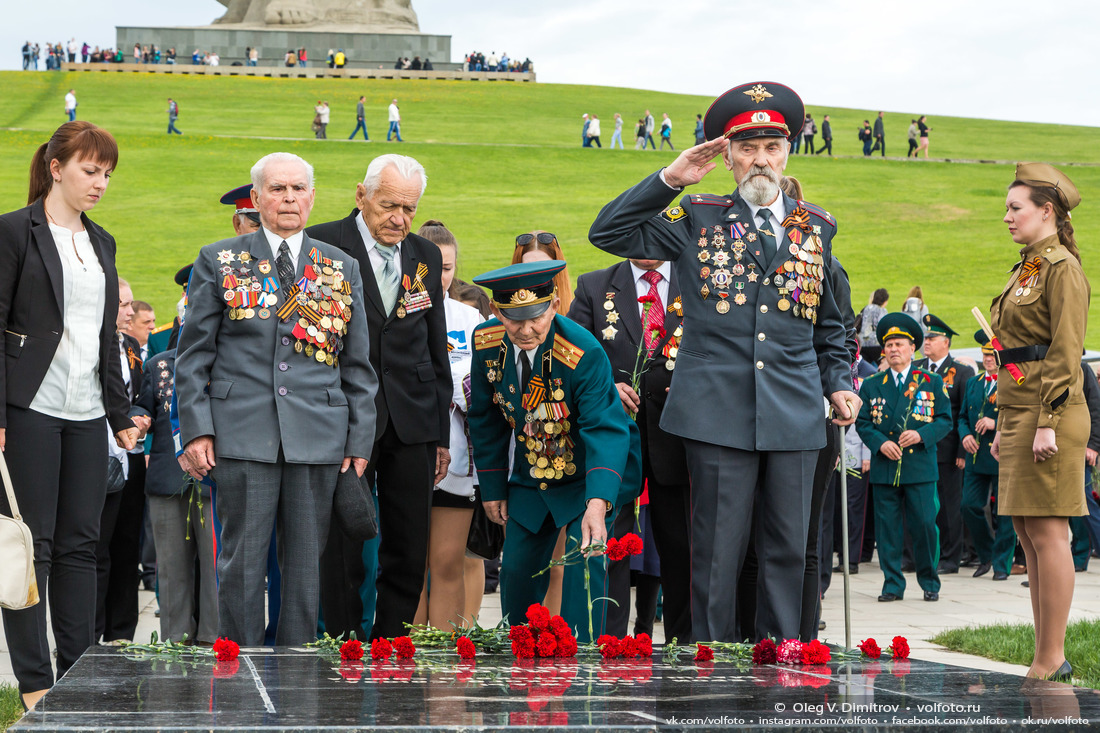 Ветераны и горожане с раннего утра несут цветы к могиле маршала Чуйкова фотография