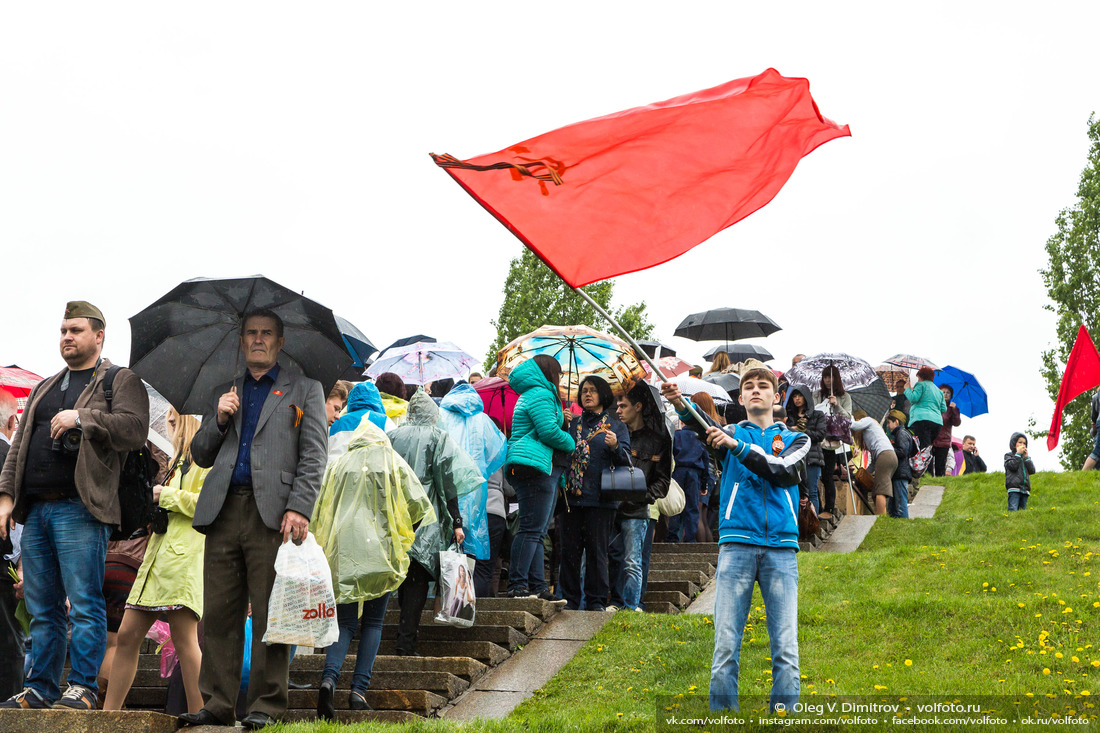 В День Победы Мамаев курган заполнен людьми в любую погоду фотография
