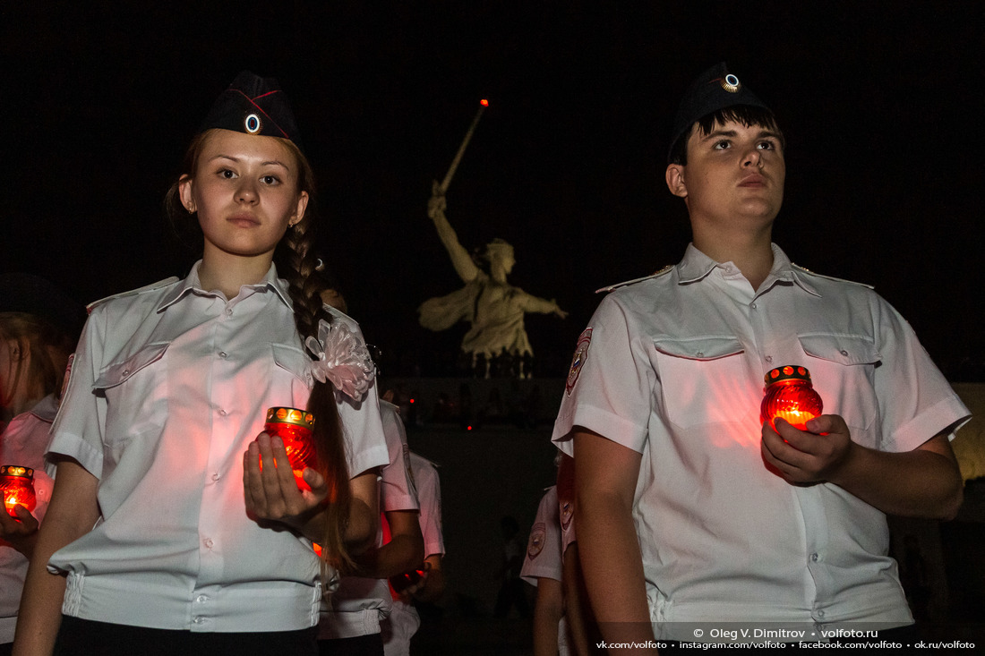 Сотрудники полиции и дети со свечами памяти — участники акции «Завтра была война» фотография