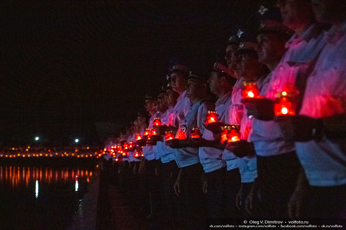 Сотрудники полиции и дети со свечами памяти — участники акции «Завтра была война» фотография