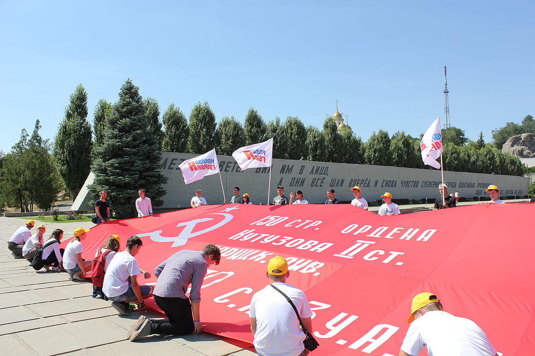 Школьники из города Владимира с 20-метровым знаменем Победы фотография
