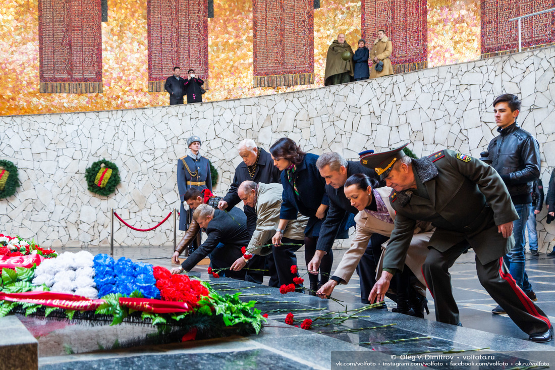 Участники церемонии возложили цветы в Зале Воинской Славы и к могиле Неизвестного солдата фотография