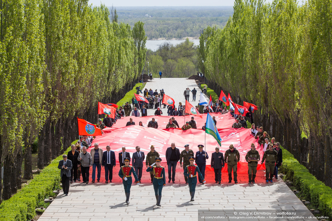 Подъем Знамён Победы на Мамаев курган фотография