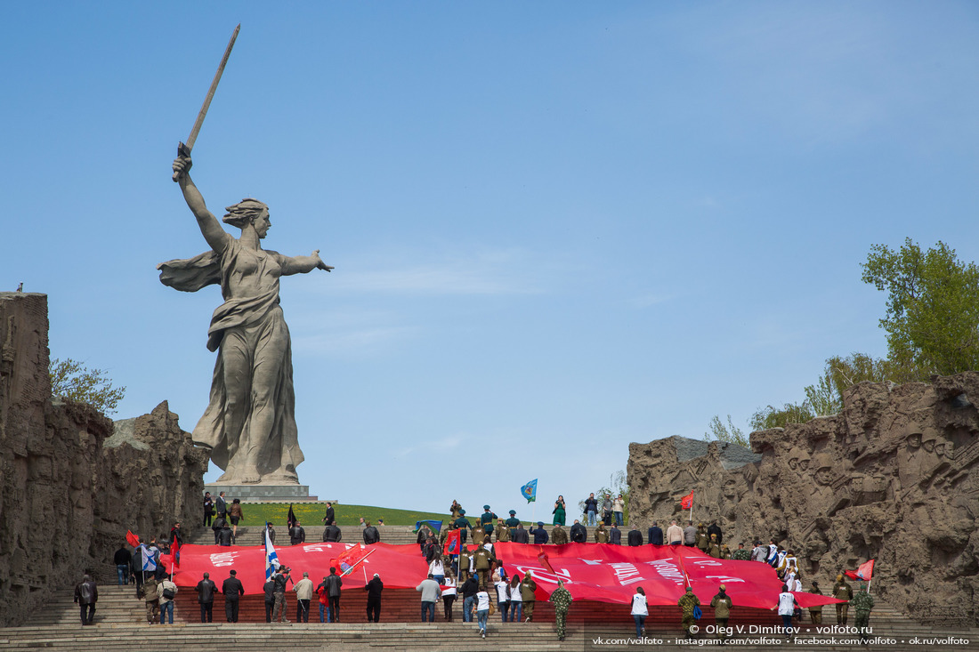 Подъем Знамён Победы на Мамаев курган фотография