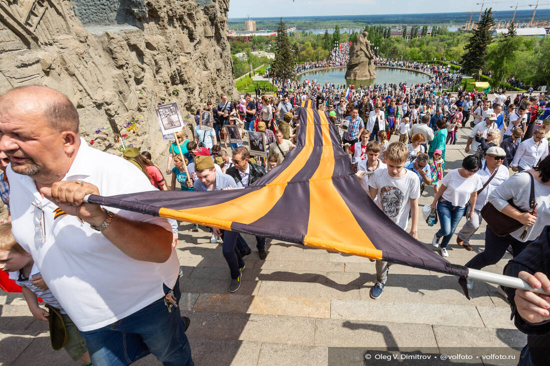 Участники акции «Бессмертный полк» на Мамаевом кургане фотография