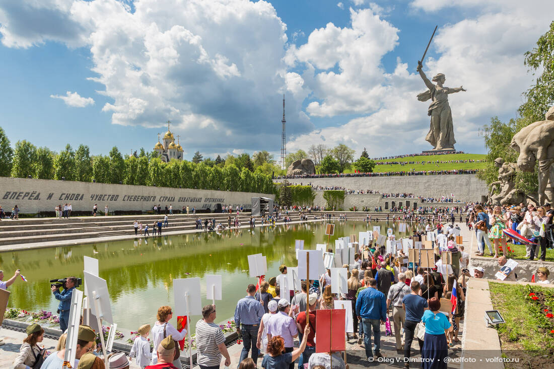 Участники акции «Бессмертный полк» на Мамаевом кургане фотография