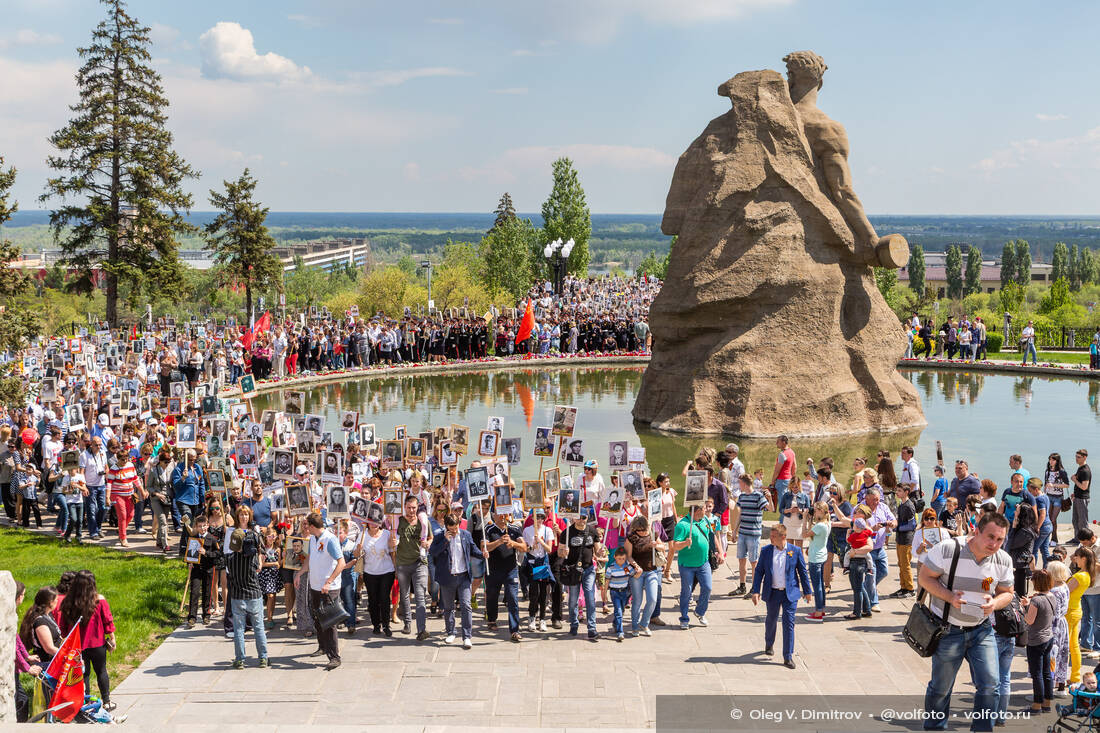 Участники акции «Бессмертный полк» на Мамаевом кургане фотография