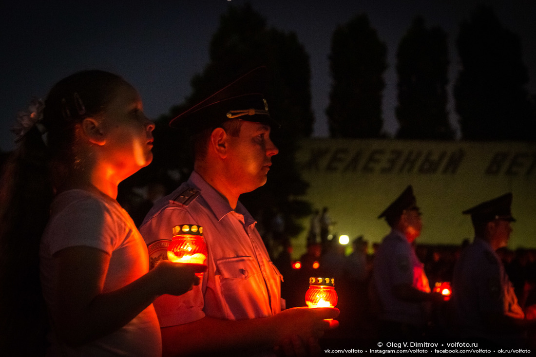 Сотрудники полиции с горящими свечами у бассейна на Площади Героев фотография