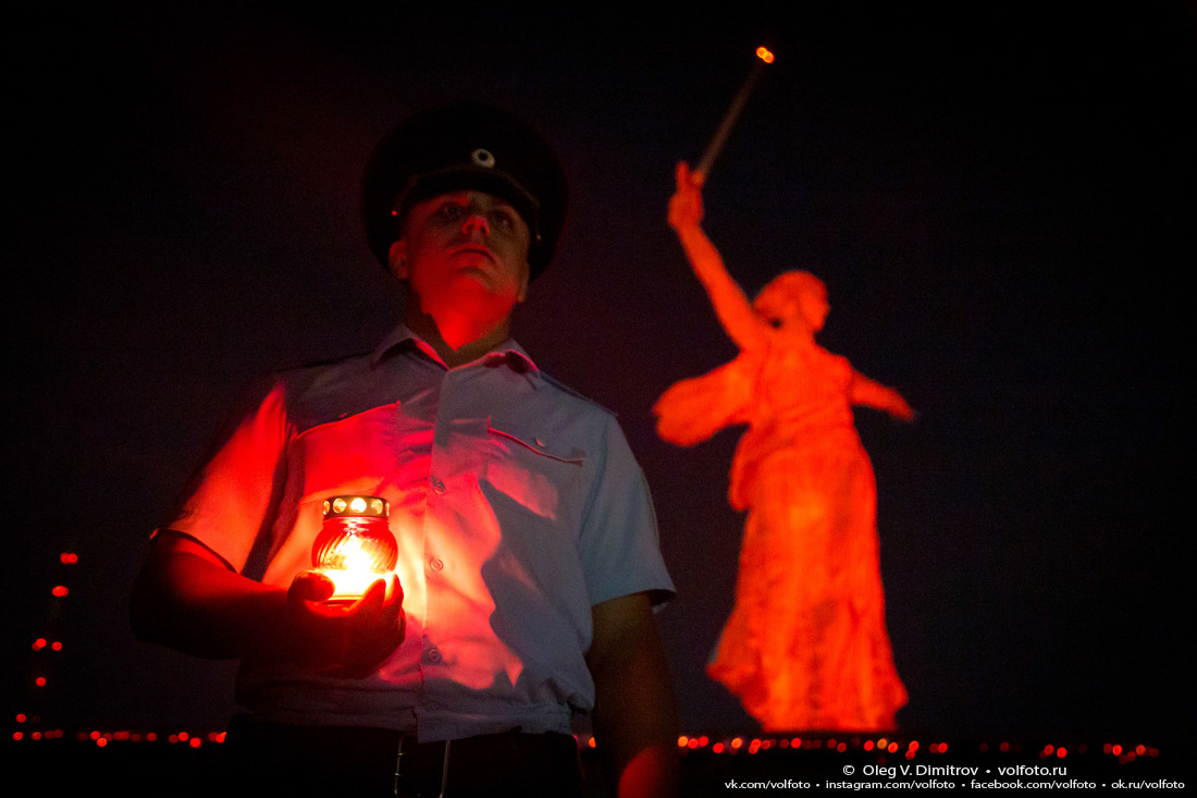 Полицейские со свечами в руках на дорожке к главному монументу и золотая «Родина-мать» фотография