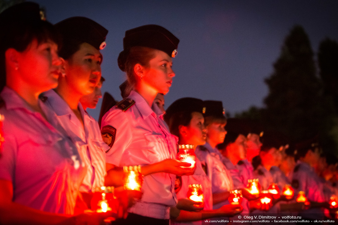 Сотрудники полиции с горящими свечами у бассейна на Площади Героев фотография