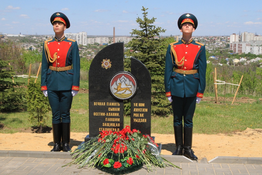 Памятный знак осетинам — участникам Сталинградской битвы фотография