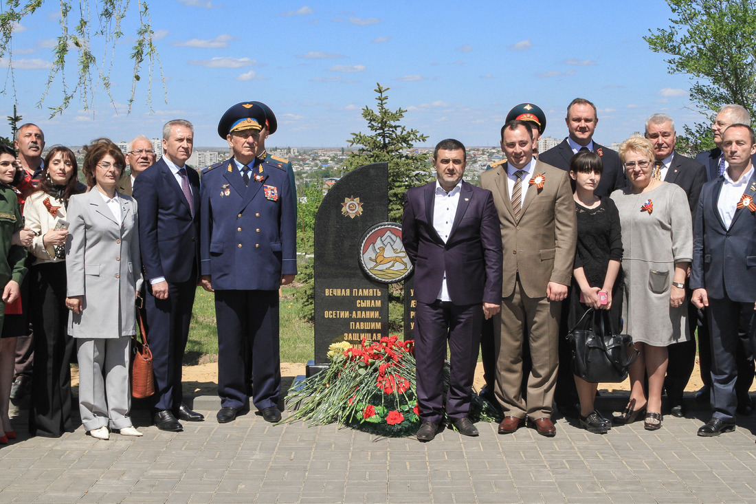 Гости из Северной Осетии и Южной Осетии на открытии памятного знака фотография