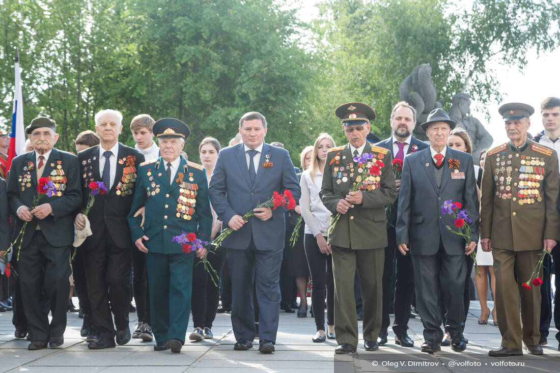 Возложение цветов и венков в День Победы на Мамаевом кургане фотография