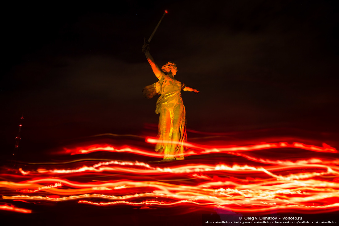 Огненные реки поднимаются по дорожке-серпантину к подножью монумента «Родина-мать зовёт!» фотография