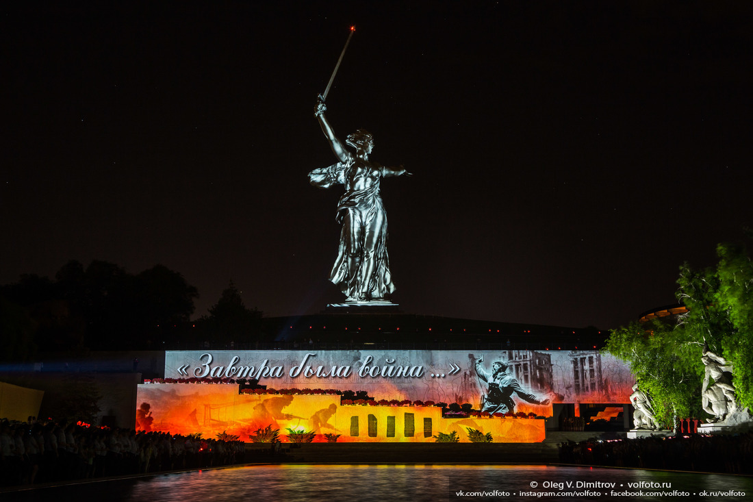 Световая проекция на монументе «Родина-мать зовёт!» и подпорной стене фотография