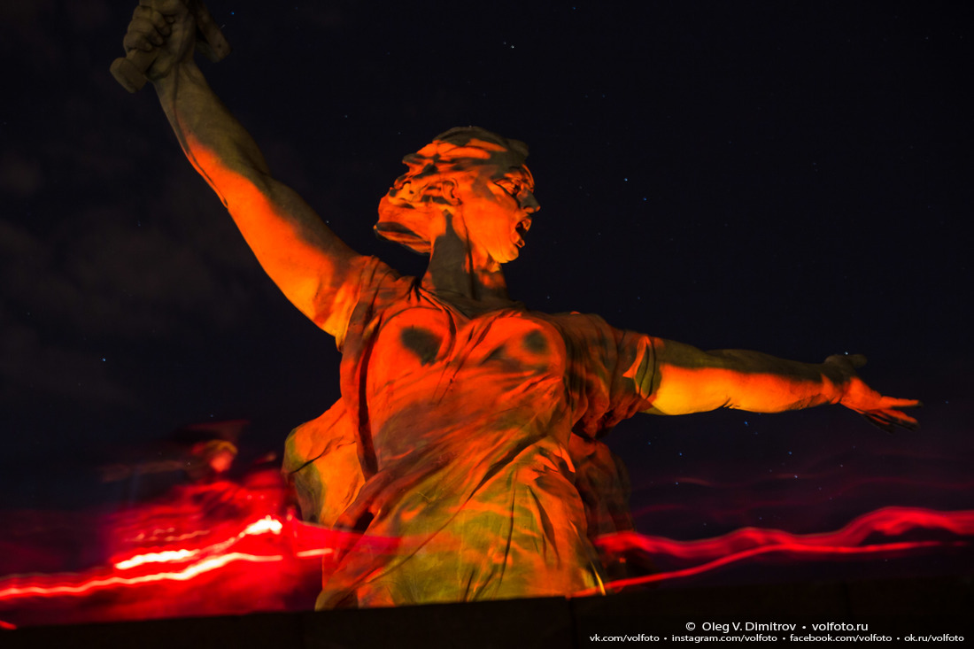 Огненные реки поднимаются по дорожке-серпантину к подножью монумента «Родина-мать зовёт!» фотография