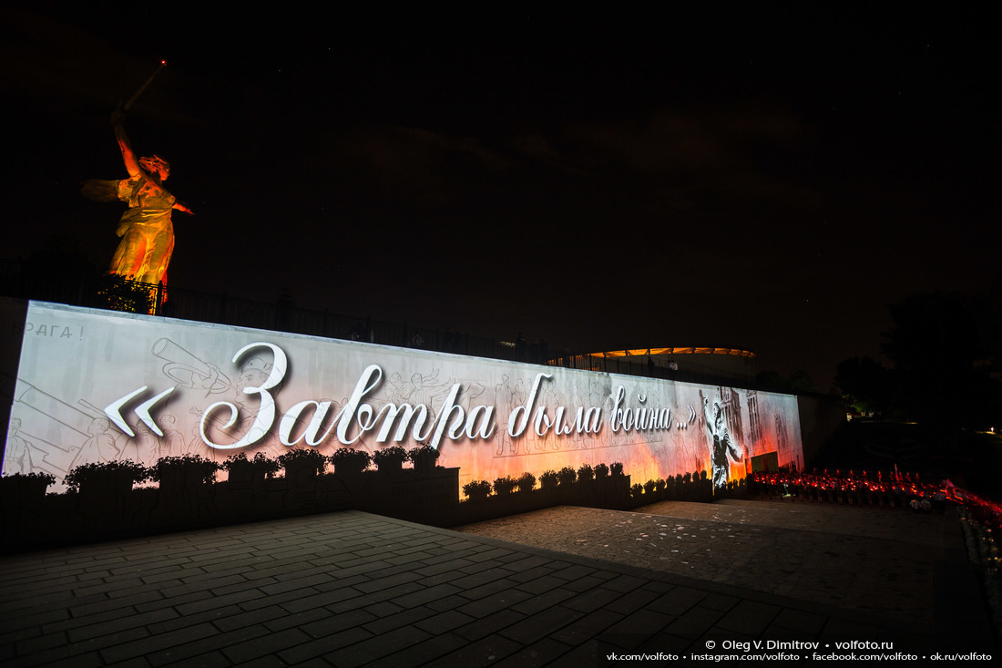 Огни тысяч свечей на Площади Героев фотография