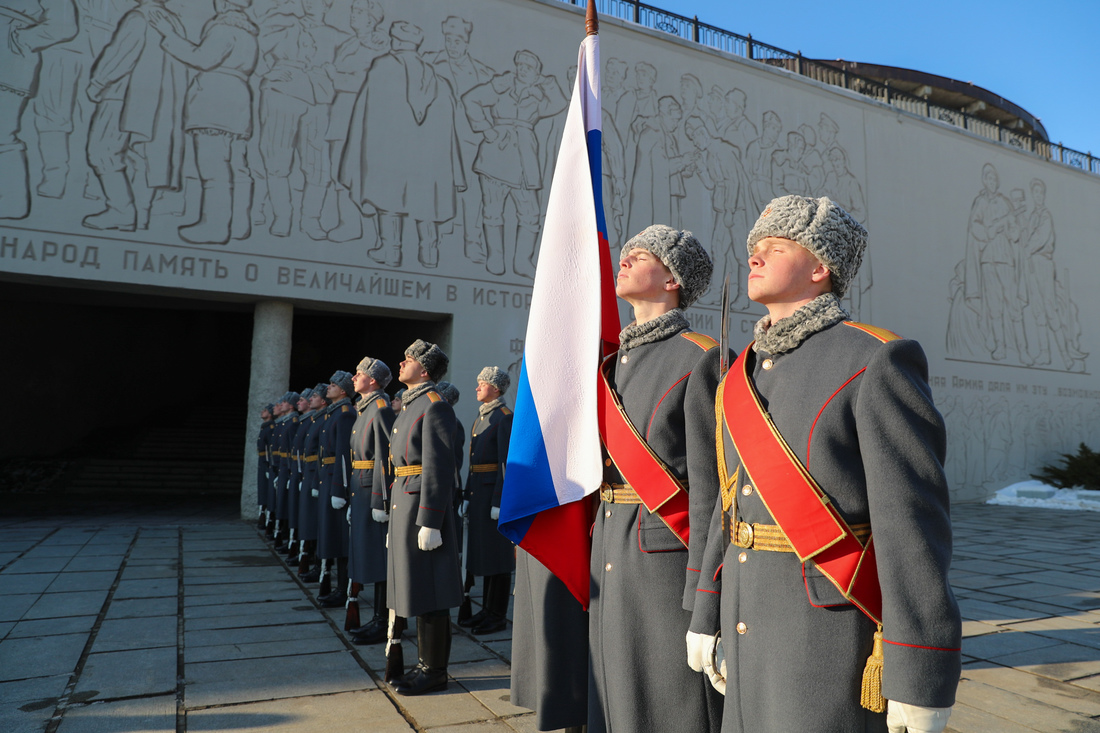 Рота почётного караула у Зала Воинской Славы перед началом церемонии возложения фотография