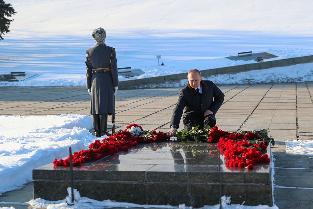 Владимир Путин возлагает цветы у могилы маршала Советского Союза Василия Чуйкова фотография