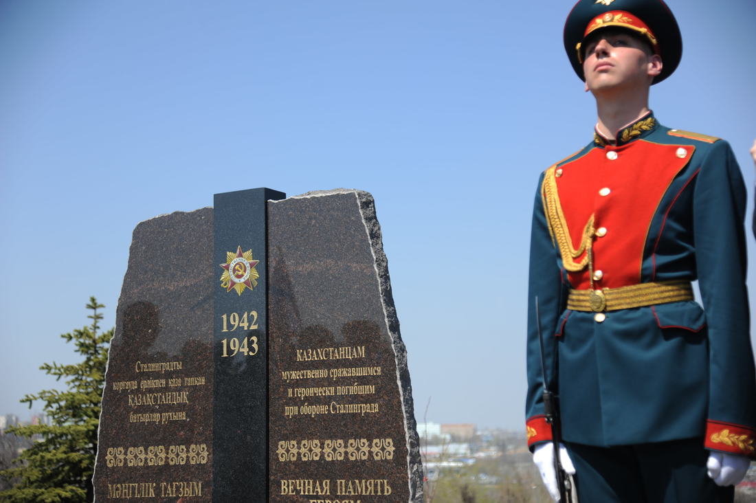 Памятник воинам-казахстанцам на воинском мемориальном кладбище фотография
