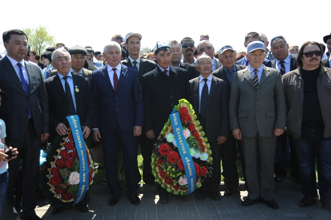 Гости из Казахстана на церемонии открытия памятного знака на Мамаевом кургане фотография