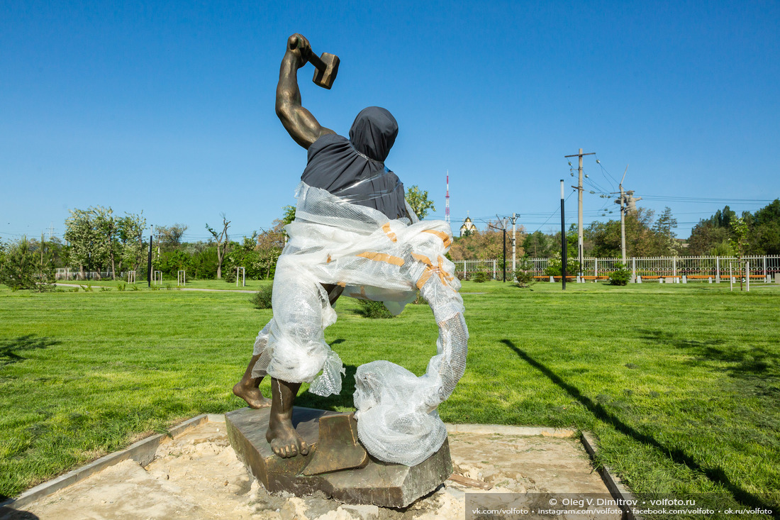 Скульптура «Перекуем мечи на орала» у подножья Мамаева курага фотография