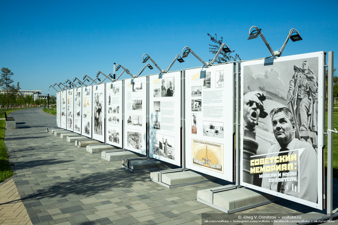 Скульптура «Перекуем мечи на орала» является экспонатом выставки «Советский мемориал: модели и музы создателя» фотография