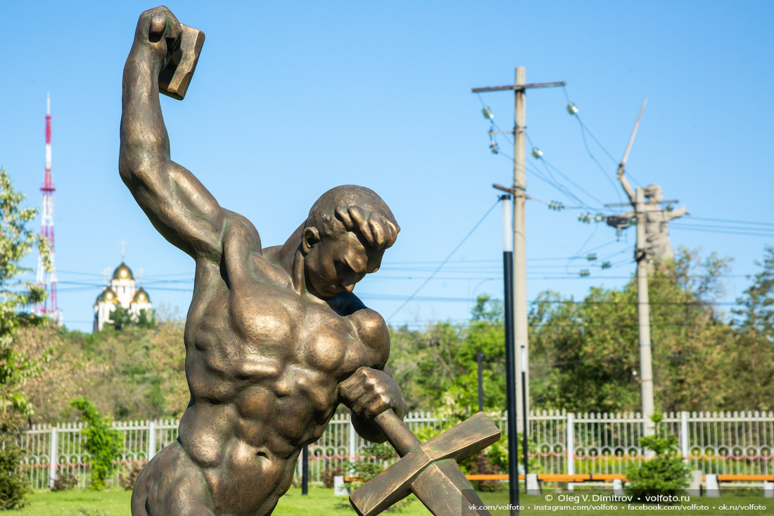 Скульптура «Перекуем мечи на орала» в парке у Мамаева кургана фотография