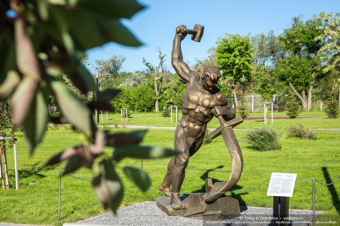 Скульптура «Перекуем мечи на орала» была отреставрирована силами музея-заповедника «Сталинградская битва» фотография
