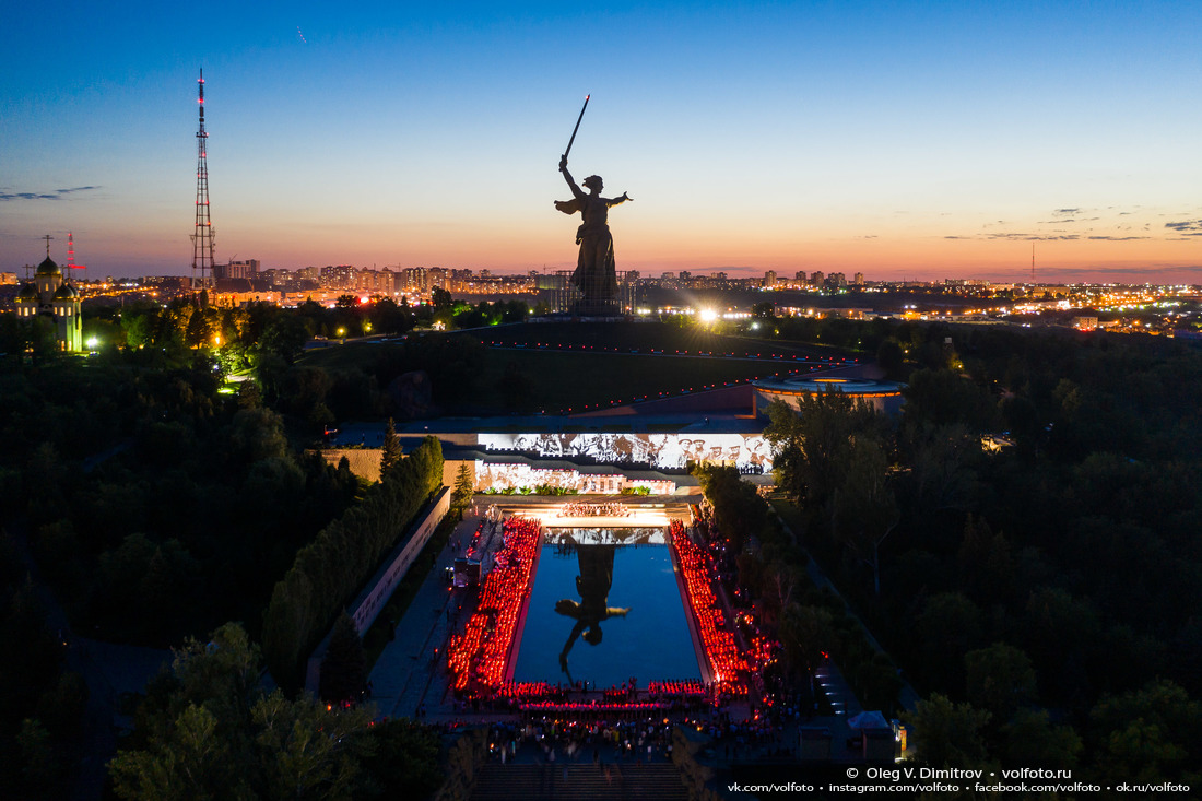 Тысячи свечей зажгли сотрудники силовых структур Волгоградской области вокруг большого бассейна на Площади Героев фотография