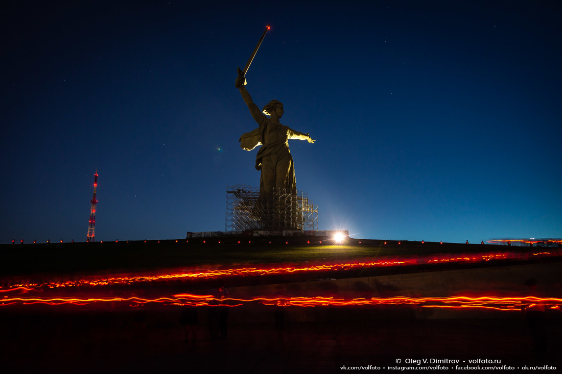 Море огней у подножья монумента «Родина-мать зовёт!» фотография