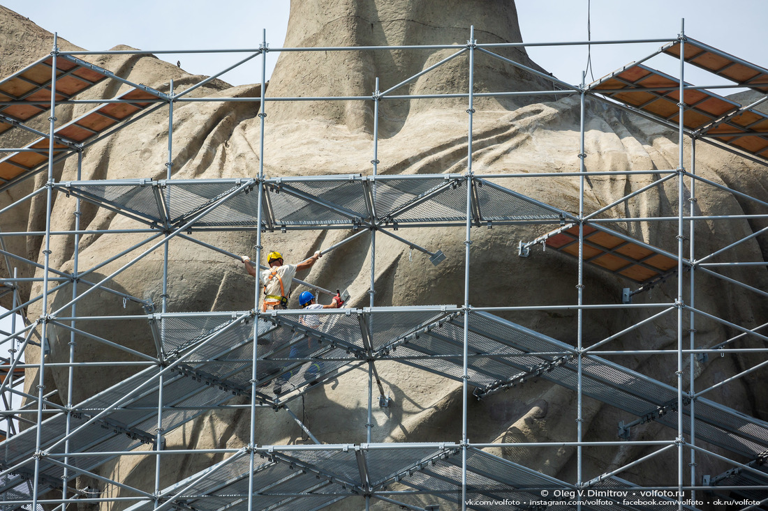 Монтажники на высоте продолжают возводить леса вокруг монумента фотография