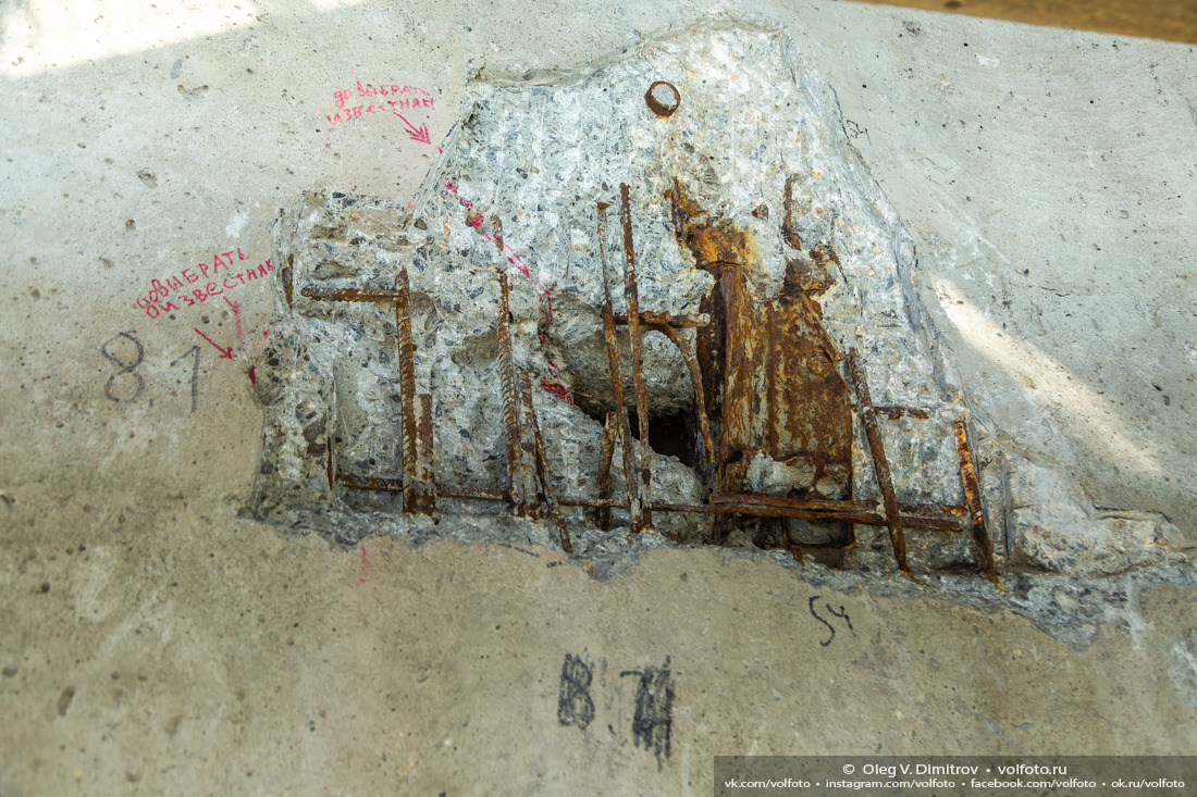 Специальные пометки, оставленные реставраторами на поверхности монумента фотография