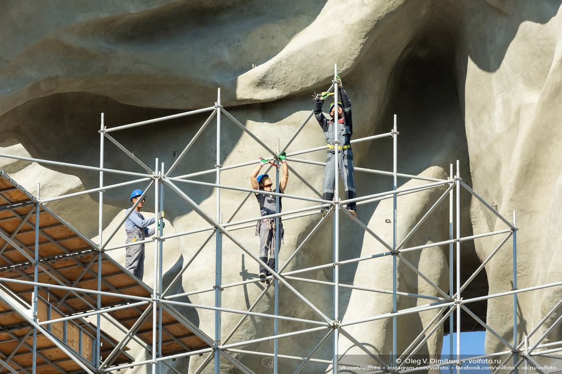 Монтажники, разбирающие строительные леса вокруг монумента «Родина-мать зовет!» фотография