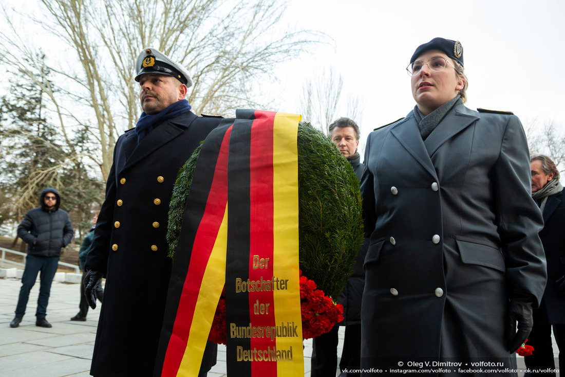 Посол Германии Геза Андреас фон Гайр возлагает цветы в зале Воинской славы на Мамаевом кургане фотография