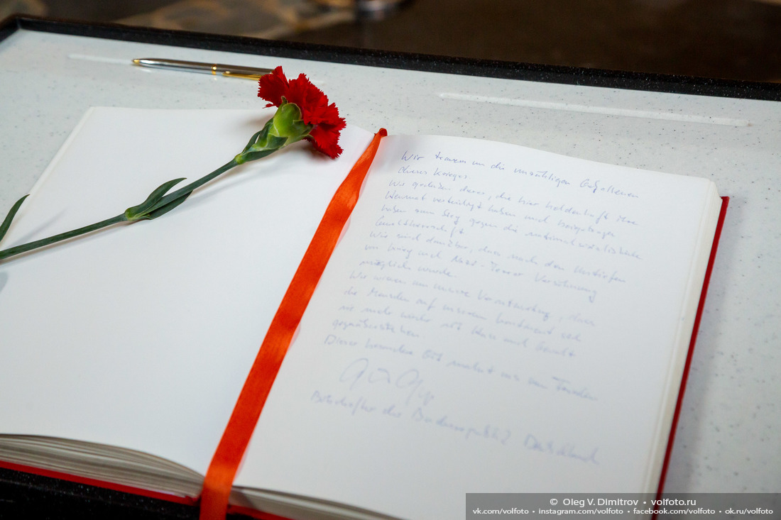Посол Германии Геза Андреас фон Гайр возлагает цветы в зале Воинской славы на Мамаевом кургане фотография