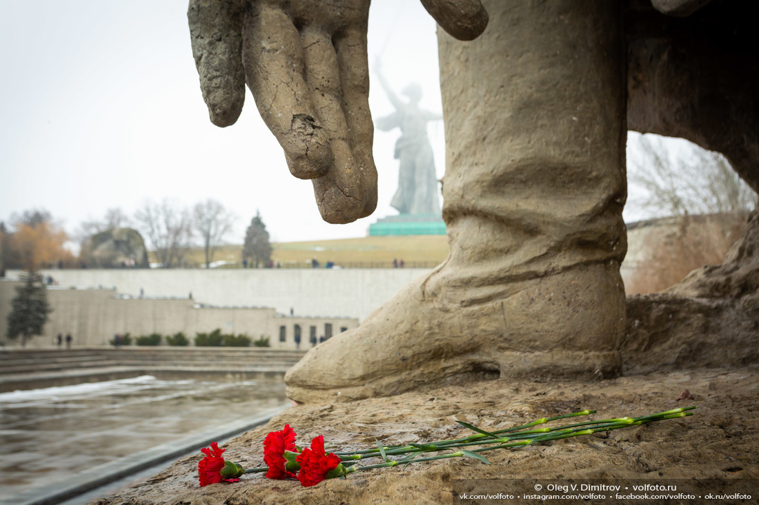 Цветы у монументов на Площади Героев фотография