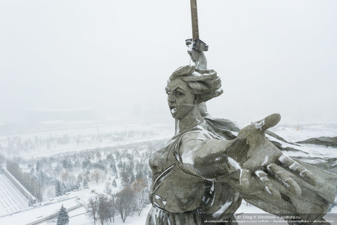 Отреставрированный монумент «Родина-мать зовет!» во время утреннего снегопада фотография