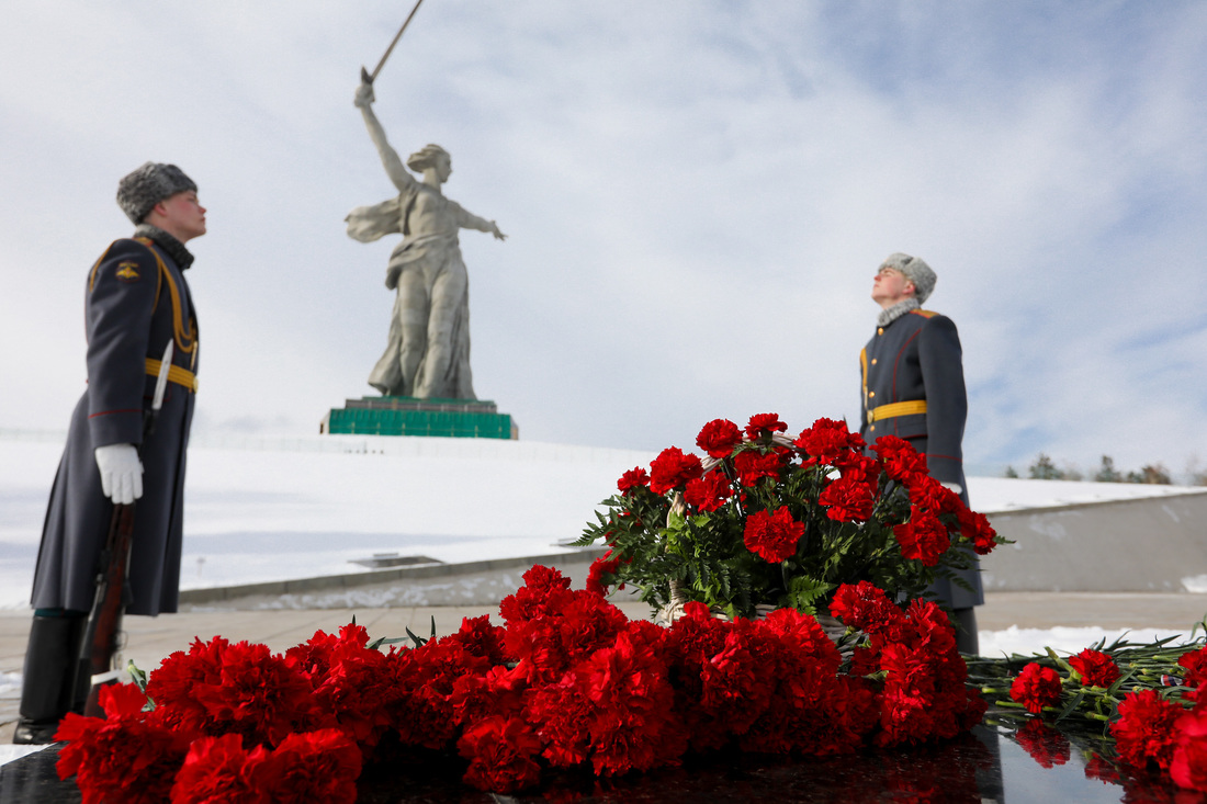 Цветы у могилы Василия Ивановича Чуйкова фотография